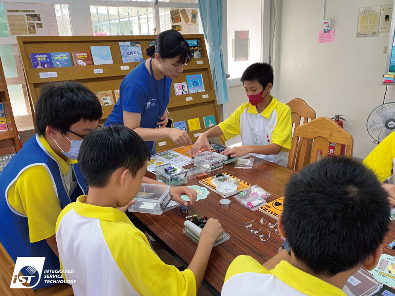 iST and “Chemistry on the Go” journeyed together to Nanhe Junior High School